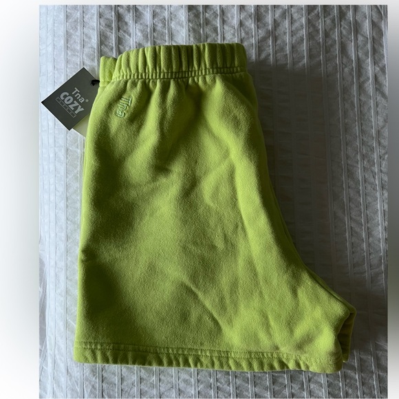 NEW WITH TAGS - Aritzia TNA Cozy Fleece Perfect High-Rise 3” Sweatshort Shorts - Picture 4 of 5